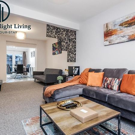 Dwellers Delight Living Ltd Serviced Accommodation Fabulous House 3 Bedroom, Hainault Prime Location ,Greater London With Parking & Wifi, 2 Bathroom, Garden Чигуэлл Экстерьер фото
