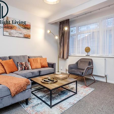 Dwellers Delight Living Ltd Serviced Accommodation Fabulous House 3 Bedroom, Hainault Prime Location ,Greater London With Parking & Wifi, 2 Bathroom, Garden Чигуэлл Экстерьер фото
