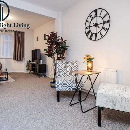 Dwellers Delight Living Ltd Serviced Accommodation Fabulous House 3 Bedroom, Hainault Prime Location ,Greater London With Parking & Wifi, 2 Bathroom, Garden Чигуэлл Экстерьер фото