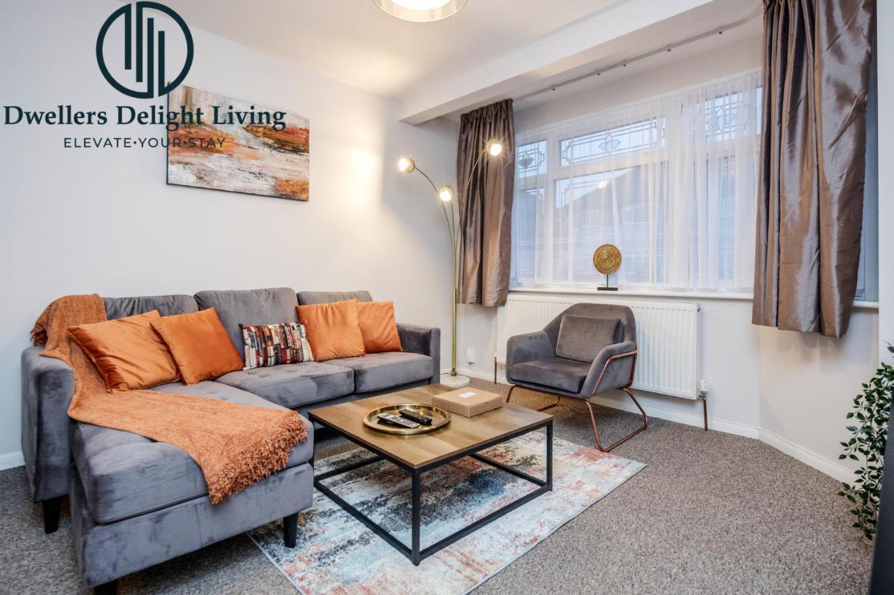 Dwellers Delight Living Ltd Serviced Accommodation Fabulous House 3 Bedroom, Hainault Prime Location ,Greater London With Parking & Wifi, 2 Bathroom, Garden Чигуэлл Экстерьер фото