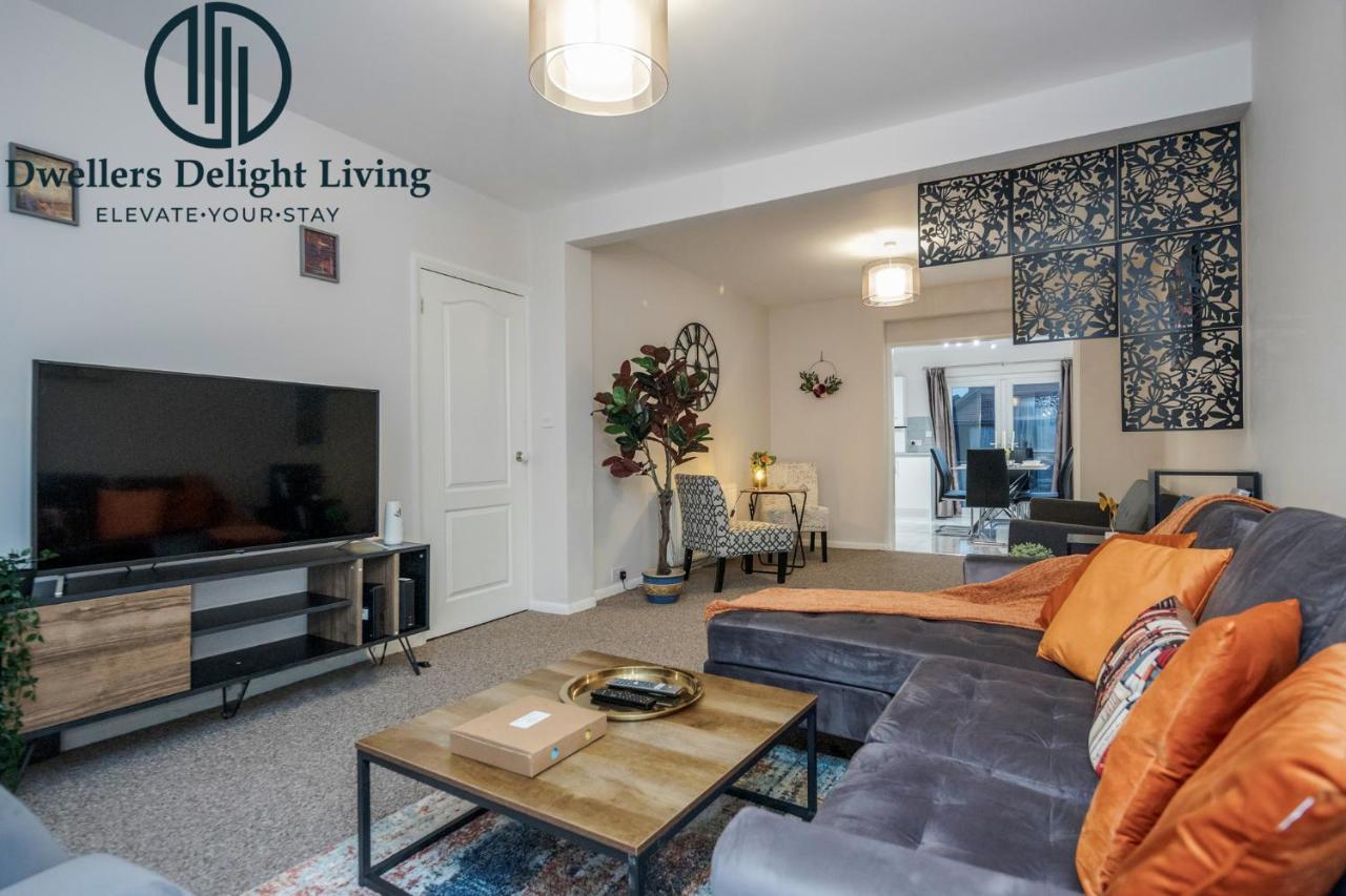 Dwellers Delight Living Ltd Serviced Accommodation Fabulous House 3 Bedroom, Hainault Prime Location ,Greater London With Parking & Wifi, 2 Bathroom, Garden Чигуэлл Экстерьер фото