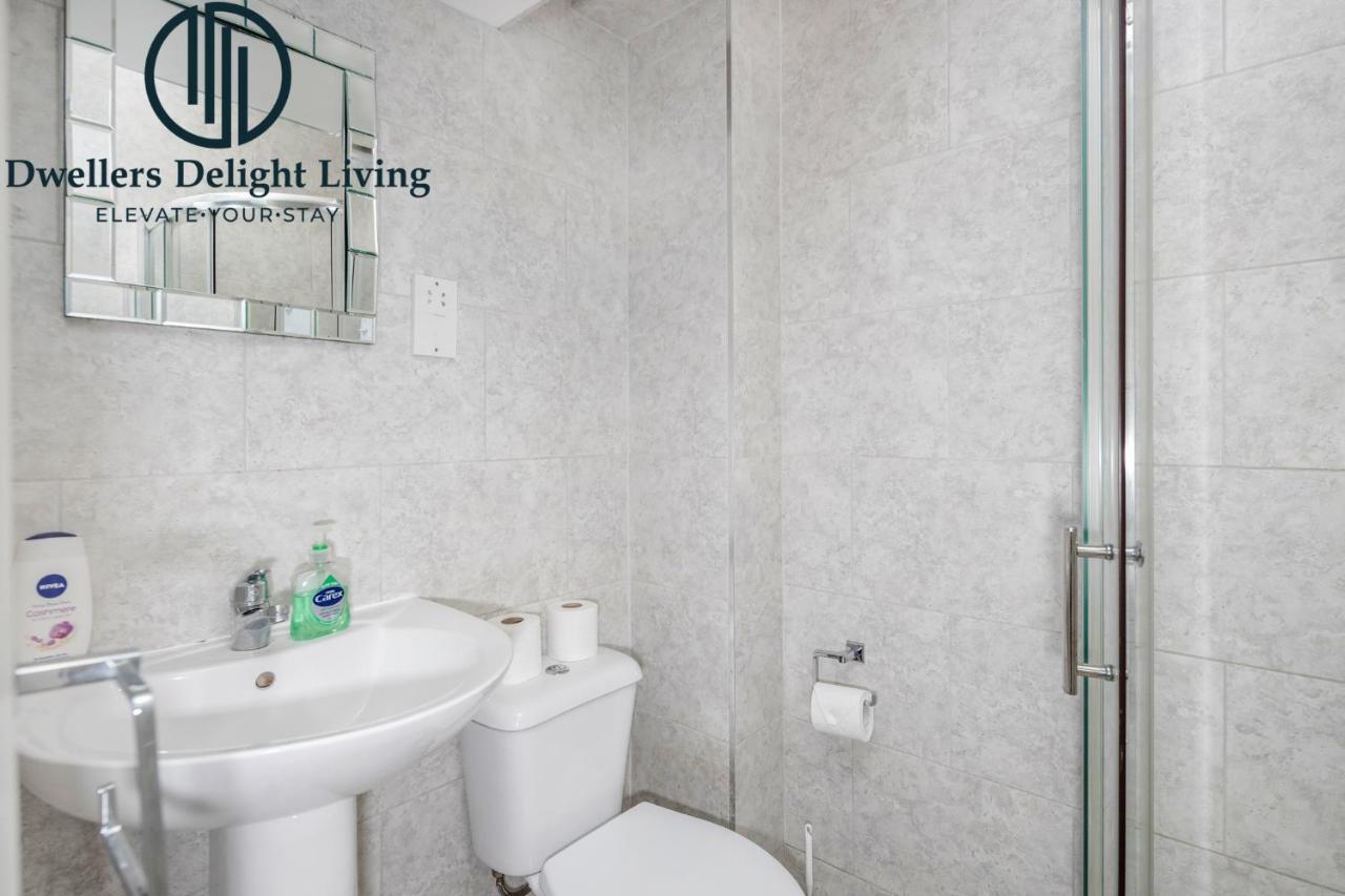 Dwellers Delight Living Ltd Serviced Accommodation Fabulous House 3 Bedroom, Hainault Prime Location ,Greater London With Parking & Wifi, 2 Bathroom, Garden Чигуэлл Экстерьер фото