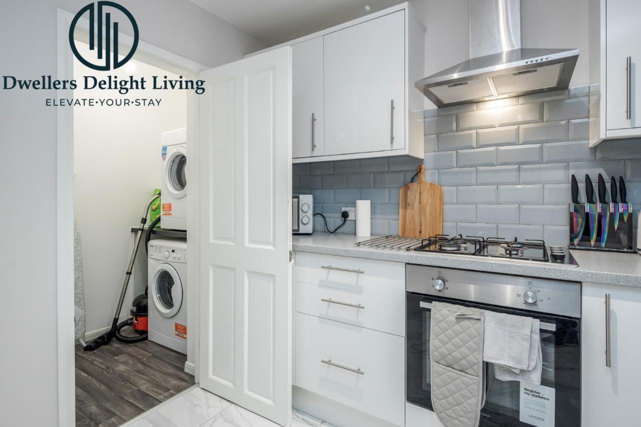 Dwellers Delight Living Ltd Serviced Accommodation Fabulous House 3 Bedroom, Hainault Prime Location ,Greater London With Parking & Wifi, 2 Bathroom, Garden Чигуэлл Экстерьер фото