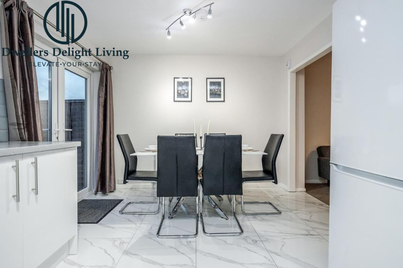Dwellers Delight Living Ltd Serviced Accommodation Fabulous House 3 Bedroom, Hainault Prime Location ,Greater London With Parking & Wifi, 2 Bathroom, Garden Чигуэлл Экстерьер фото