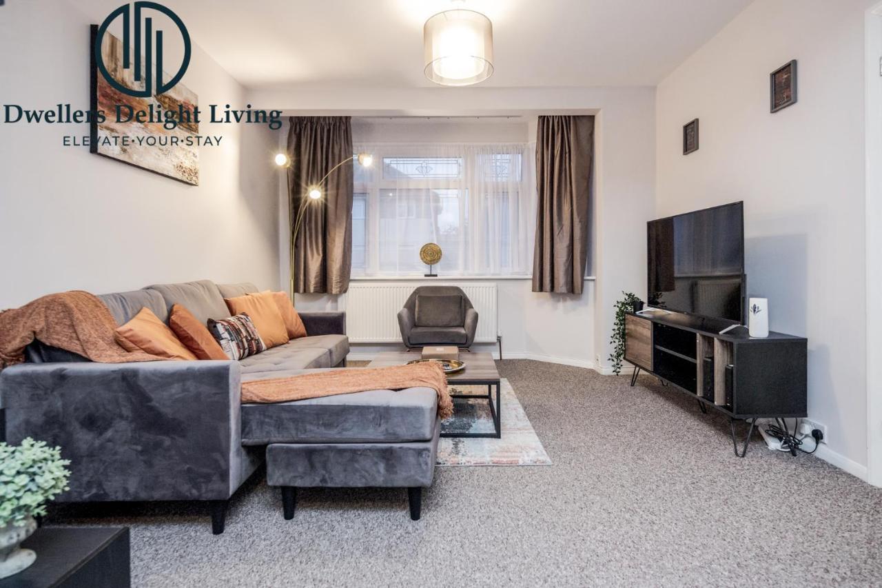 Dwellers Delight Living Ltd Serviced Accommodation Fabulous House 3 Bedroom, Hainault Prime Location ,Greater London With Parking & Wifi, 2 Bathroom, Garden Чигуэлл Экстерьер фото