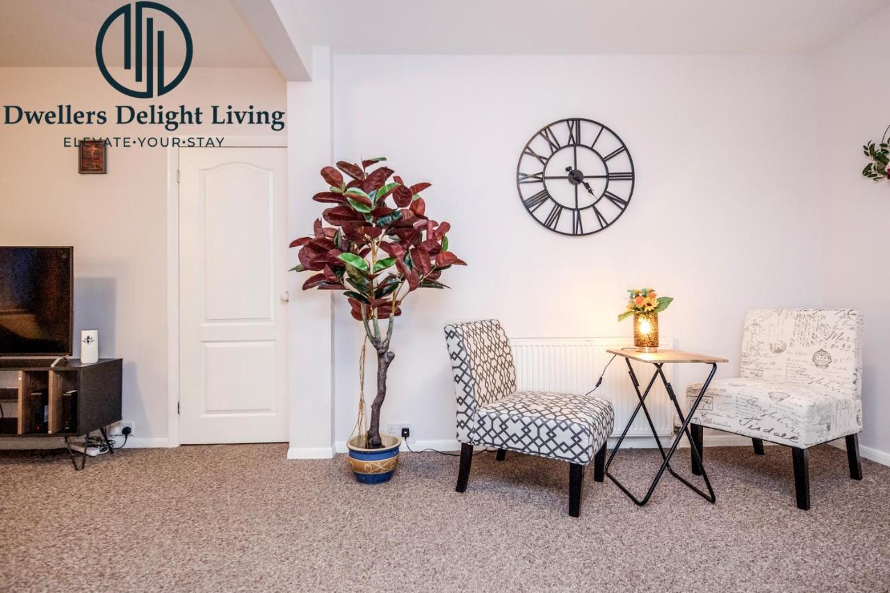 Dwellers Delight Living Ltd Serviced Accommodation Fabulous House 3 Bedroom, Hainault Prime Location ,Greater London With Parking & Wifi, 2 Bathroom, Garden Чигуэлл Экстерьер фото