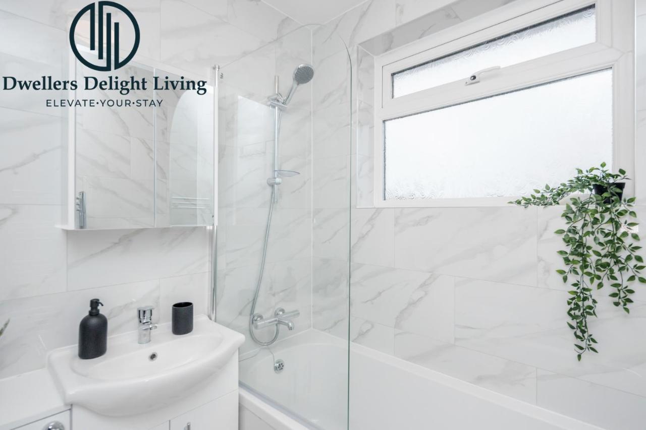 Dwellers Delight Living Ltd Serviced Accommodation Fabulous House 3 Bedroom, Hainault Prime Location ,Greater London With Parking & Wifi, 2 Bathroom, Garden Чигуэлл Экстерьер фото
