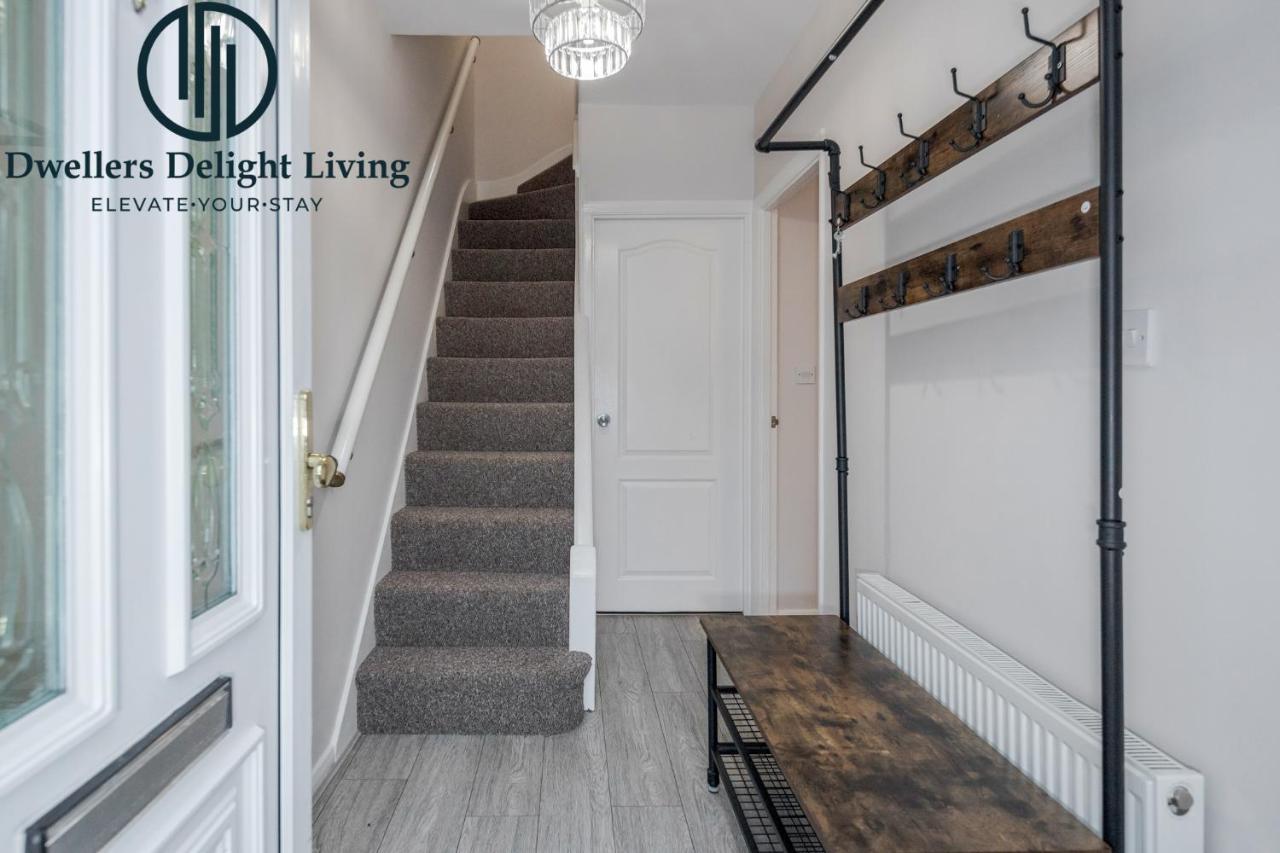 Dwellers Delight Living Ltd Serviced Accommodation Fabulous House 3 Bedroom, Hainault Prime Location ,Greater London With Parking & Wifi, 2 Bathroom, Garden Чигуэлл Экстерьер фото