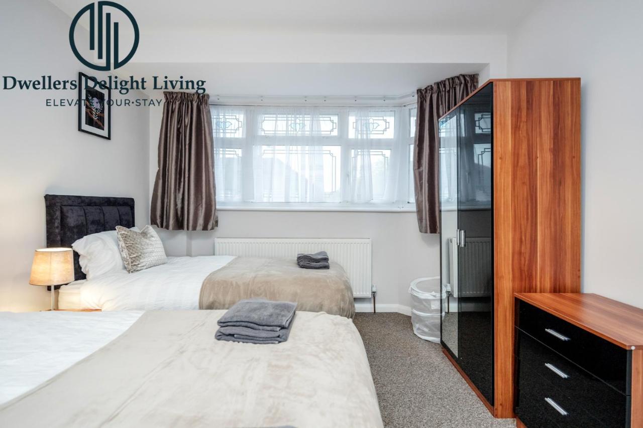 Dwellers Delight Living Ltd Serviced Accommodation Fabulous House 3 Bedroom, Hainault Prime Location ,Greater London With Parking & Wifi, 2 Bathroom, Garden Чигуэлл Экстерьер фото