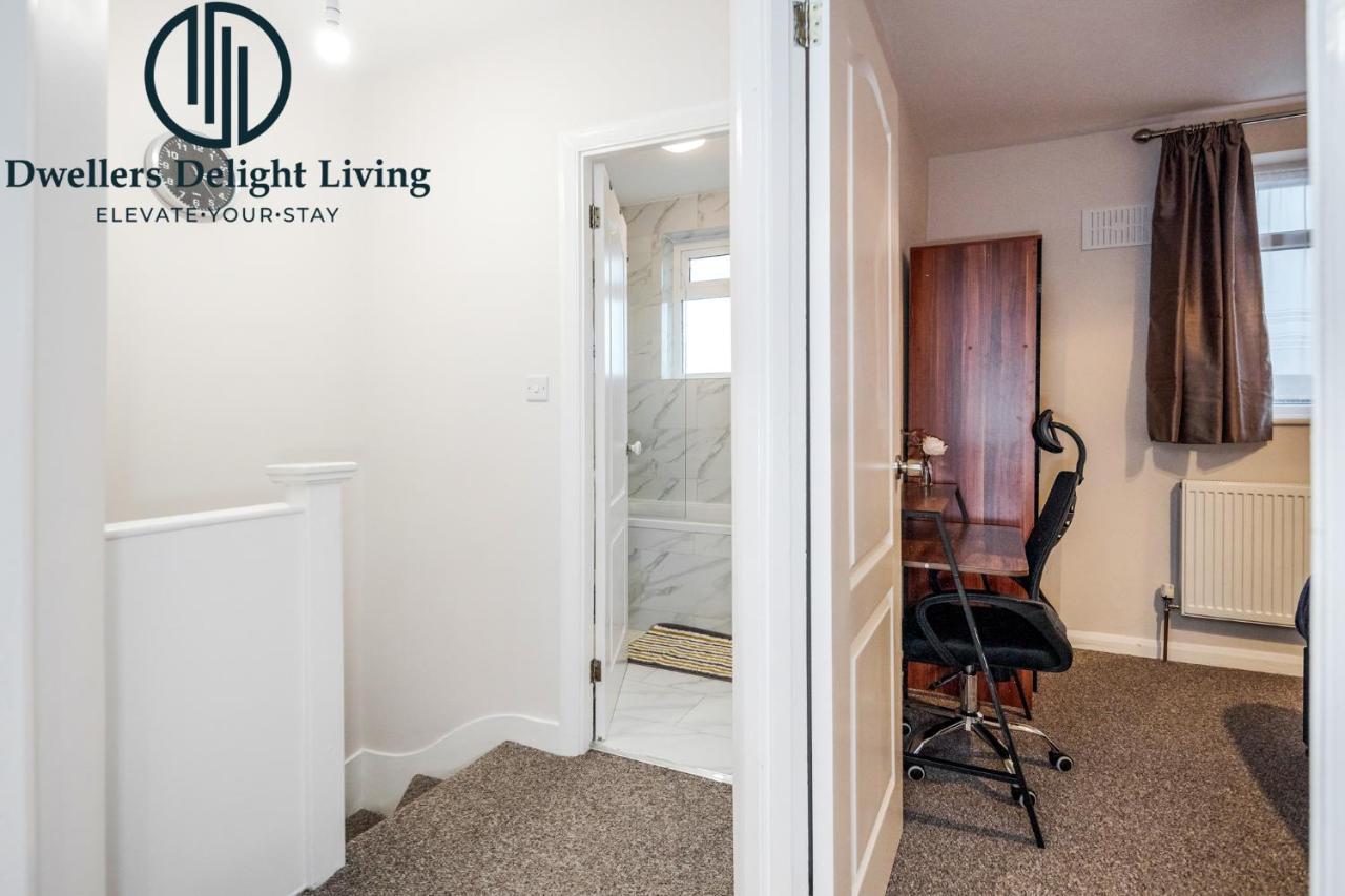Dwellers Delight Living Ltd Serviced Accommodation Fabulous House 3 Bedroom, Hainault Prime Location ,Greater London With Parking & Wifi, 2 Bathroom, Garden Чигуэлл Экстерьер фото
