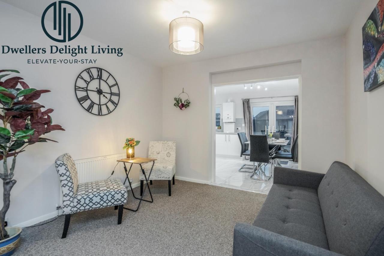Dwellers Delight Living Ltd Serviced Accommodation Fabulous House 3 Bedroom, Hainault Prime Location ,Greater London With Parking & Wifi, 2 Bathroom, Garden Чигуэлл Экстерьер фото