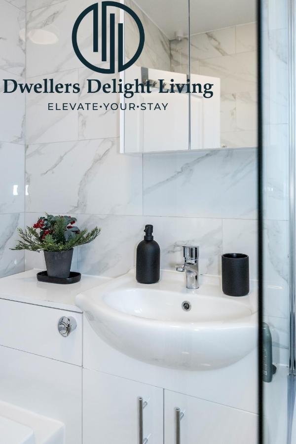 Dwellers Delight Living Ltd Serviced Accommodation Fabulous House 3 Bedroom, Hainault Prime Location ,Greater London With Parking & Wifi, 2 Bathroom, Garden Чигуэлл Экстерьер фото