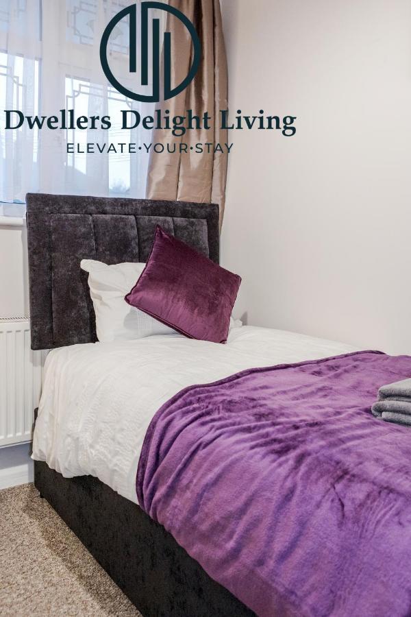 Dwellers Delight Living Ltd Serviced Accommodation Fabulous House 3 Bedroom, Hainault Prime Location ,Greater London With Parking & Wifi, 2 Bathroom, Garden Чигуэлл Экстерьер фото