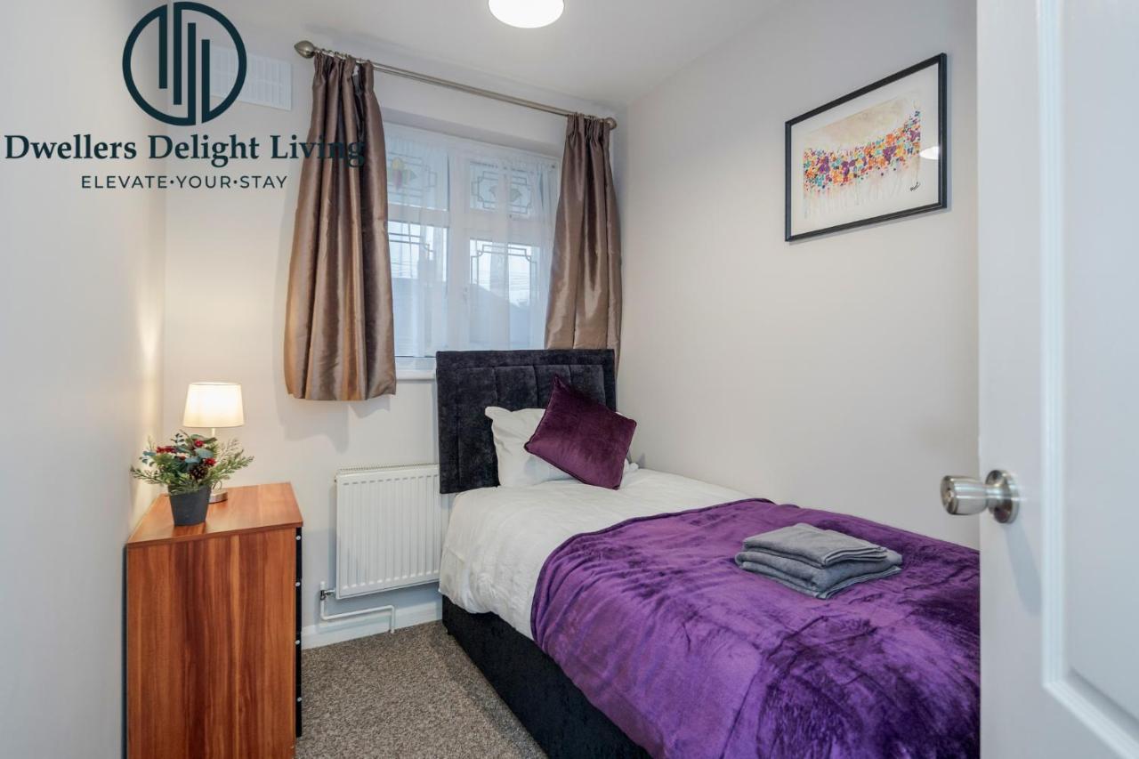 Dwellers Delight Living Ltd Serviced Accommodation Fabulous House 3 Bedroom, Hainault Prime Location ,Greater London With Parking & Wifi, 2 Bathroom, Garden Чигуэлл Экстерьер фото