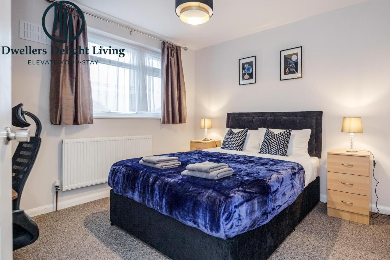 Dwellers Delight Living Ltd Serviced Accommodation Fabulous House 3 Bedroom, Hainault Prime Location ,Greater London With Parking & Wifi, 2 Bathroom, Garden Чигуэлл Экстерьер фото