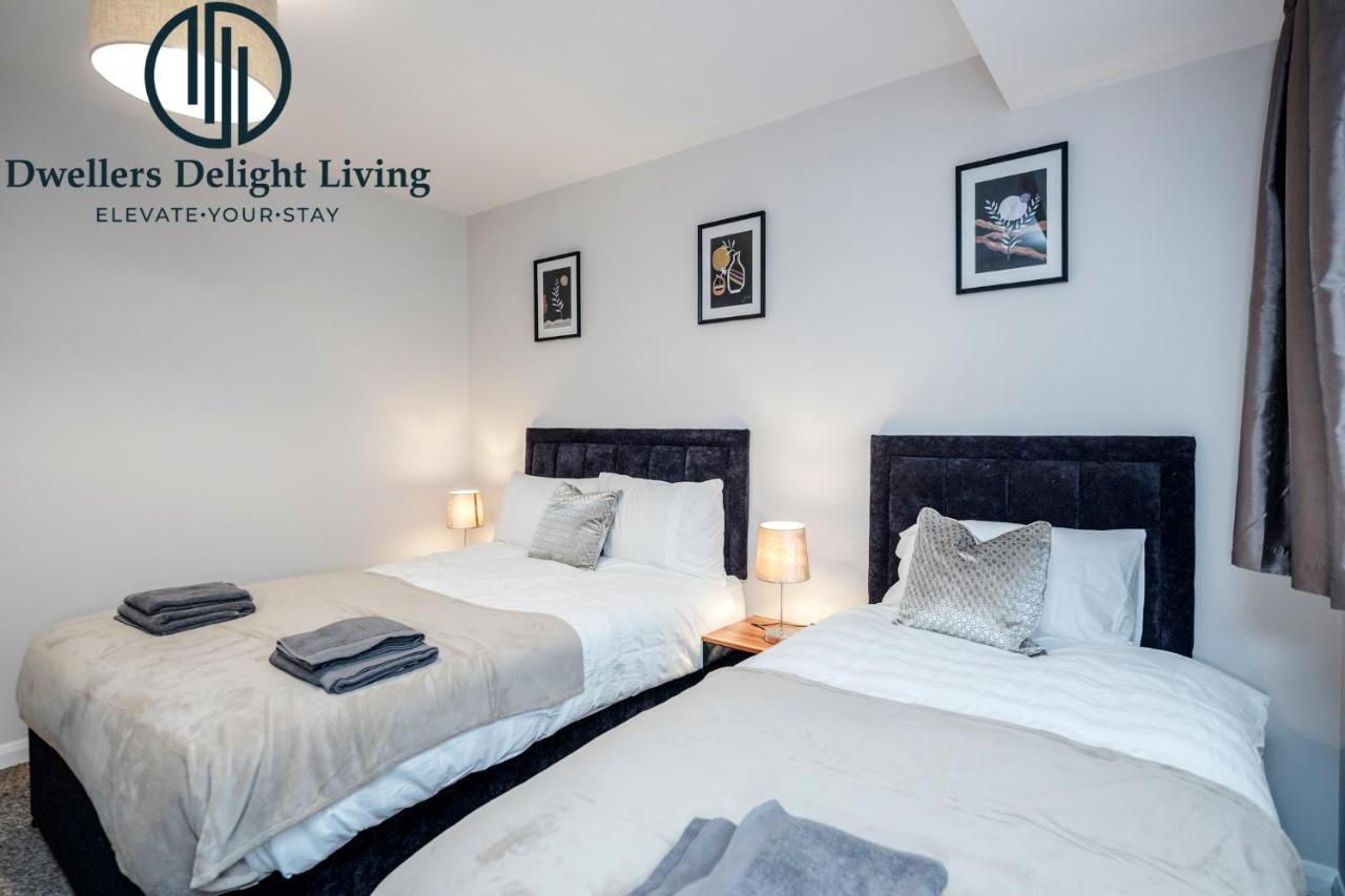 Dwellers Delight Living Ltd Serviced Accommodation Fabulous House 3 Bedroom, Hainault Prime Location ,Greater London With Parking & Wifi, 2 Bathroom, Garden Чигуэлл Экстерьер фото