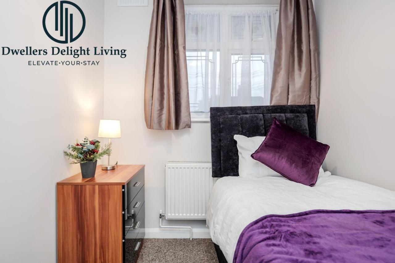 Dwellers Delight Living Ltd Serviced Accommodation Fabulous House 3 Bedroom, Hainault Prime Location ,Greater London With Parking & Wifi, 2 Bathroom, Garden Чигуэлл Экстерьер фото